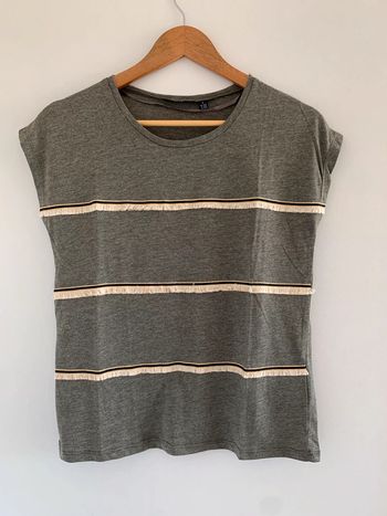 Tee shirt gris avec motifs dorés et blanc Kiabi