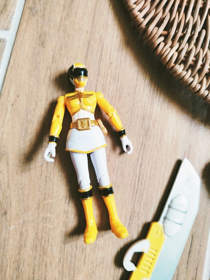 🙅 Power rangers megaforce - Figurine du ranger jaune avec épée - marque Bandai - photo numéro 2