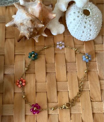 Bracelet en acier inoxydable doré, marguerites en pierres colorées