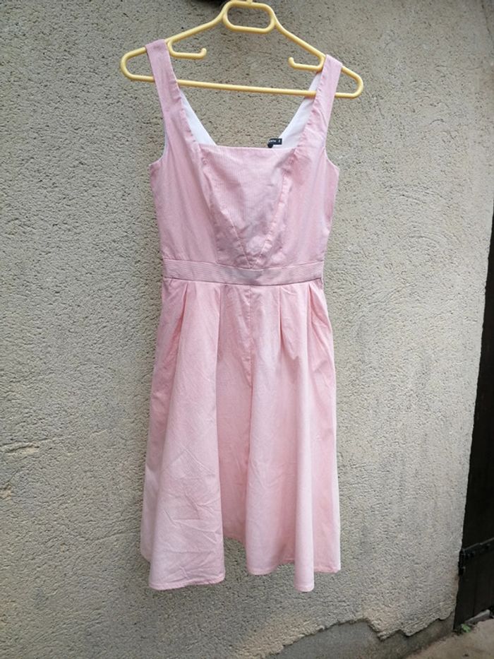 Robe à rayures fines rose et blanc coupe princesse