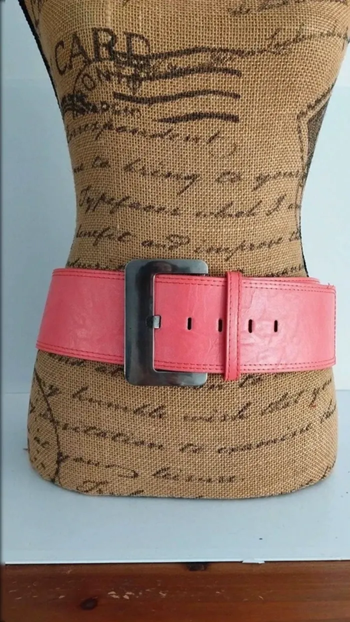 Ceinture rose large grosse boucle 95 cm