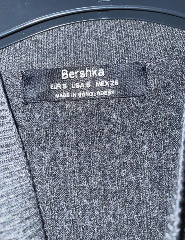 Blouse gris foncé à lignes rose clair Bershka - Taille S - Très bon état - photo numéro 2