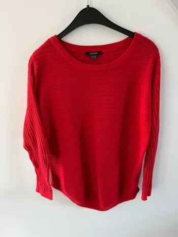 Pull rouge émaillé