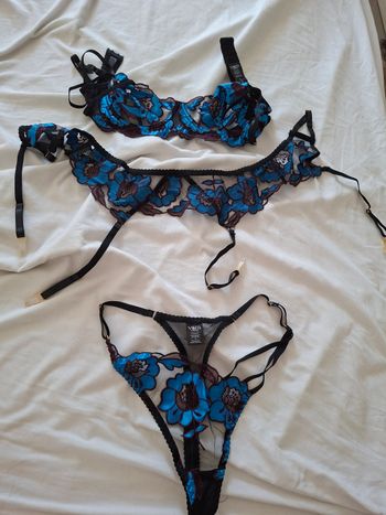 Ensemble lingerie neuf porte jaretelle string et soutif
Neufs 
Taille M
Naked underwear