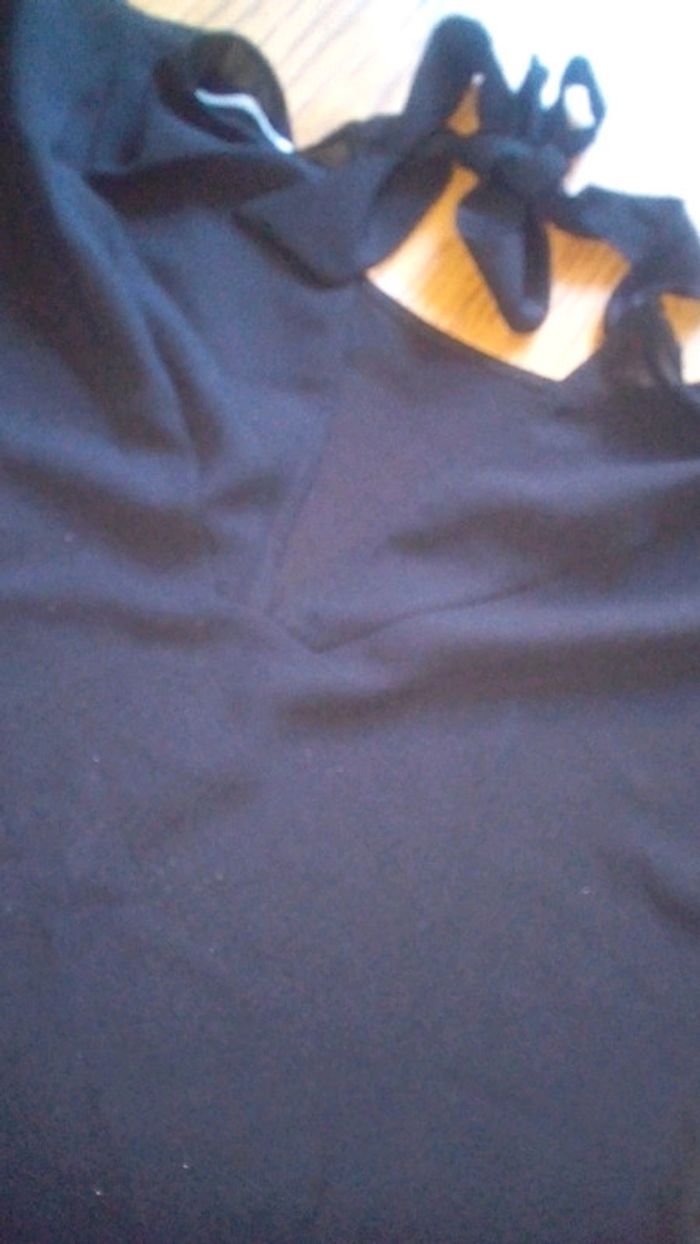 Haut noir avec noeud et décolleté dans le dos - photo numéro 4