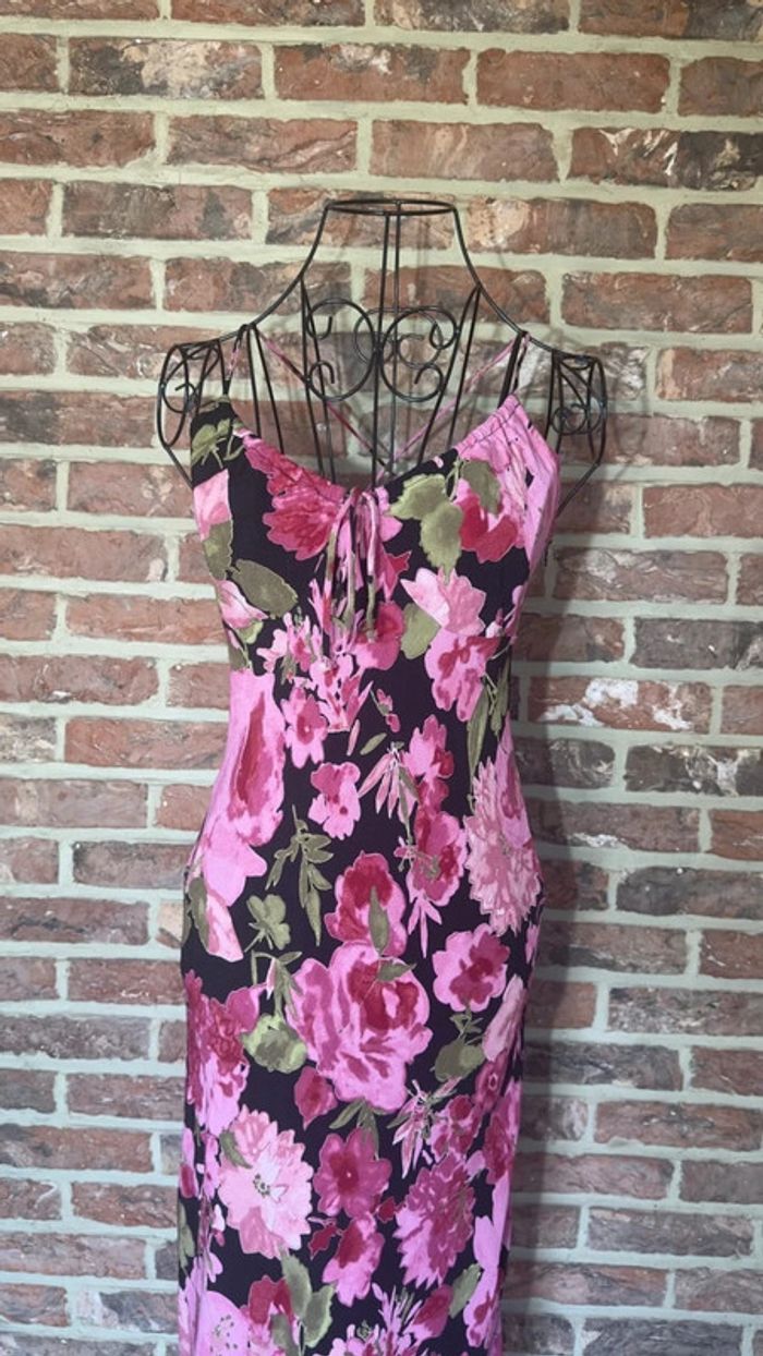 Robe noire à fleurs roses asymétrique