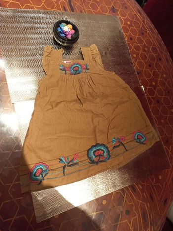 Jolie robe ocre 12 mois, type velours rayé