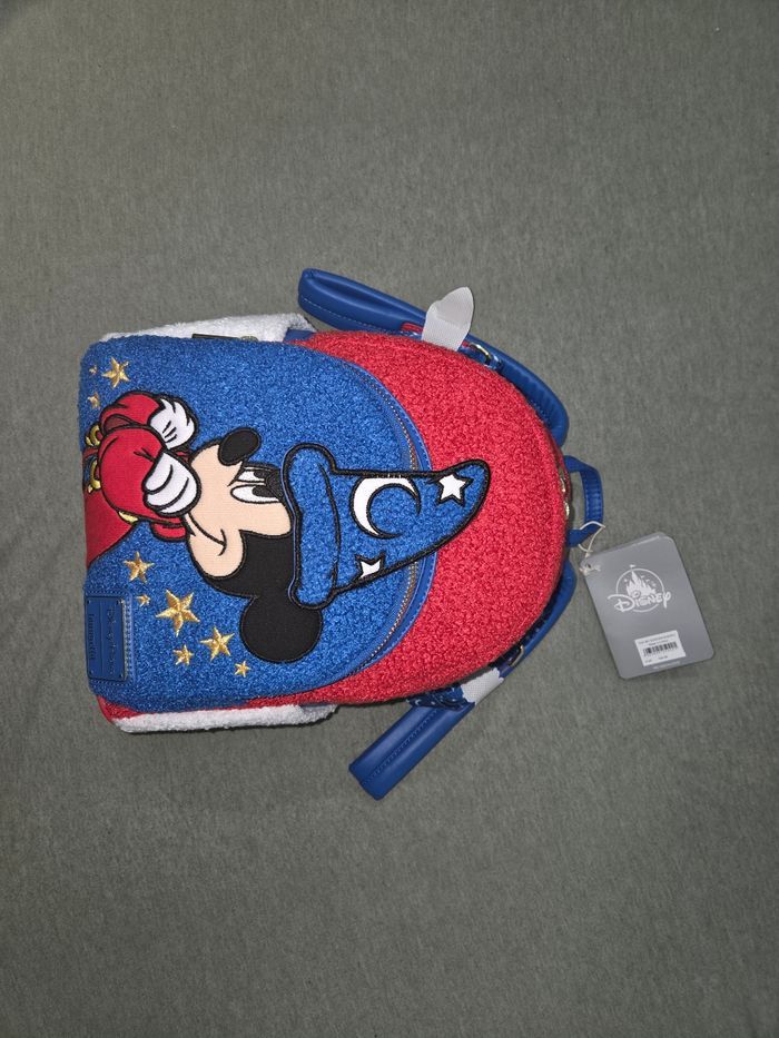 Sac à dos Loungefly Polaire logo Mickey Sorcier Disneyland Paris +1 goodies Disney offert - photo numéro 1