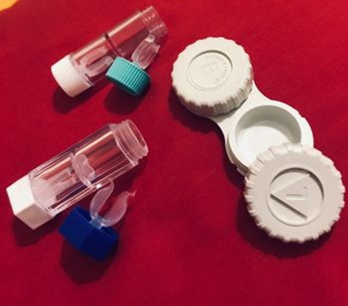 3 étuis pour lentilles