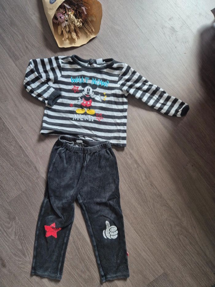 Magnifique pyjama velours Mickey 36 mois