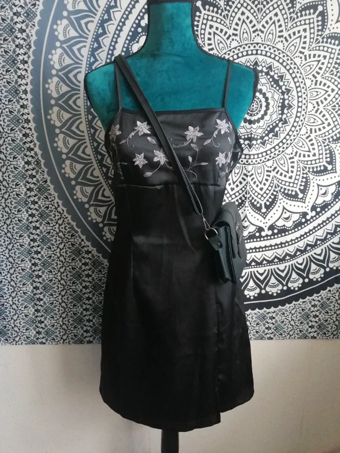 Robe noire vintage fleurs brodées fines bretelles fente en bas / sans marque / (40)