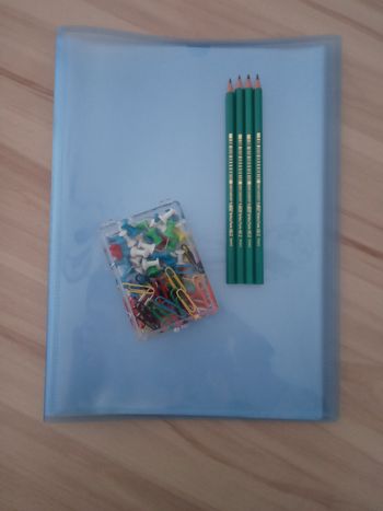 Lot porte documents, crayons papier, trombones et punaises