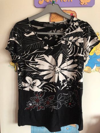 Tee shirt à manches courtes noir à motifs, taille 38/40, marque Kiabi.