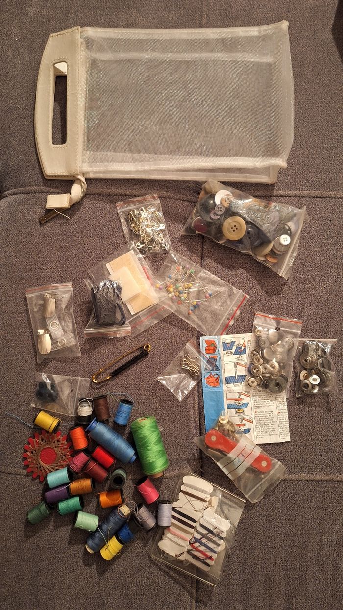 trousse à couture, épingles à nourrice, fils, boutons, boutons à pression,