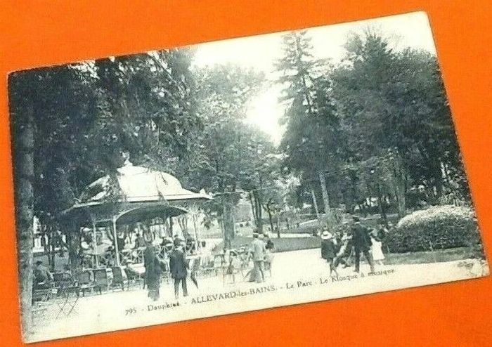 Carte postale ancienne Allevard-les-Bains (Isère) Le Parc - Le Kiosque à musique - photo numéro 4