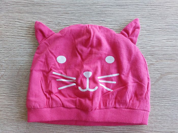 Bonnet bébé Langue au chat rose fuchsia
