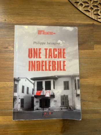 Livre roman une tache indélébile dédicacé