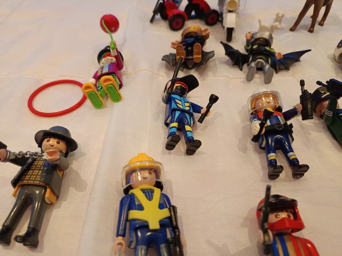 Playmobil ensemble d'environ 20 personnages et accessoires - photo numéro 6