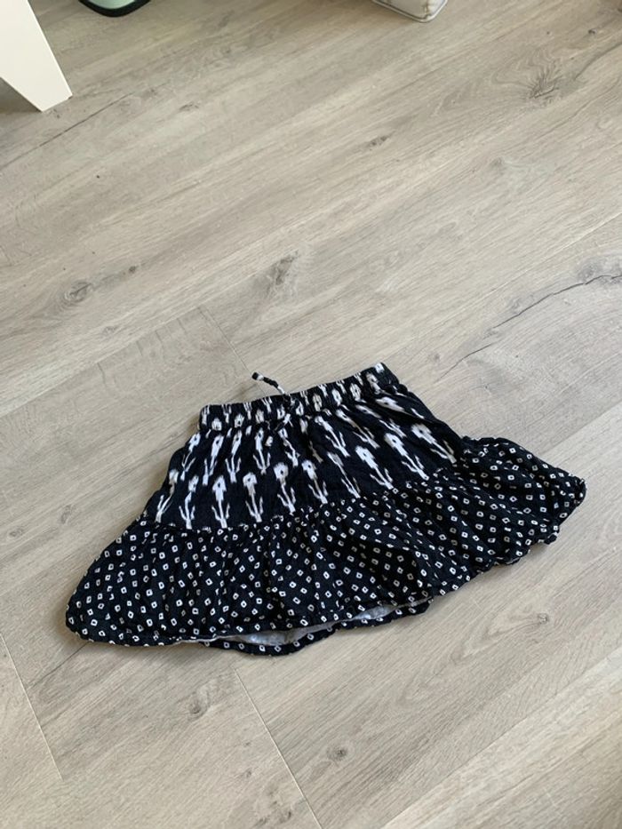 Jupe courte noire et écrue, 6-7 ans, Zara en très bon état - photo numéro 2