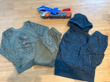 7 ans - Set de 4 pièces - 2 ensembles de jogging