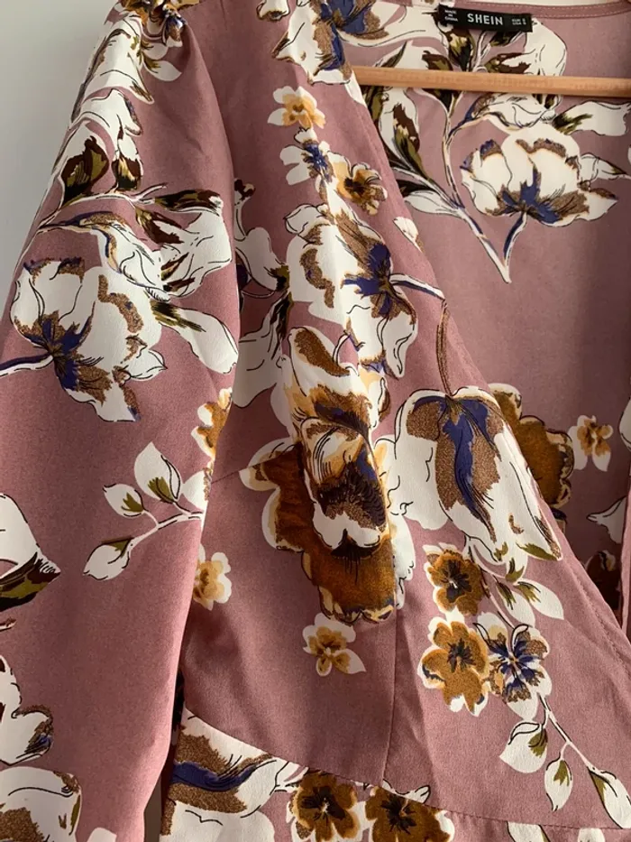Robe portefeuille fleurie taille S NEUVE - photo numéro 2
