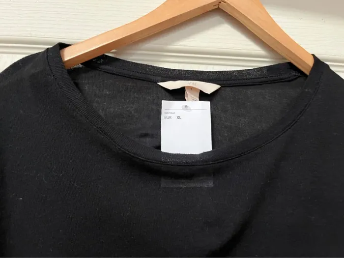 Top Neuf - noir et fin -Taille XL - se resserre sur les côtés avec des fronces et 2 cordes noires