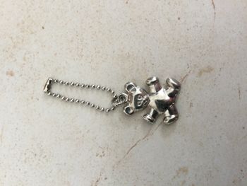 Porte clé ourson en métal argenté