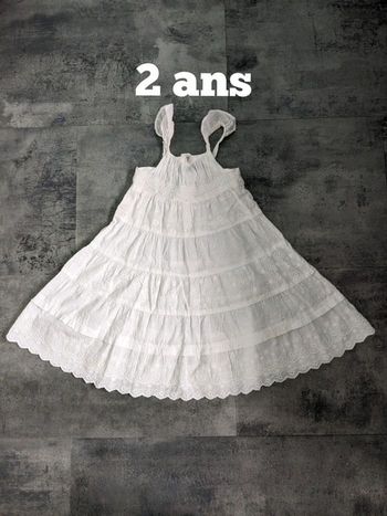 Robe blanche broderie anglaise Taille 2 ans