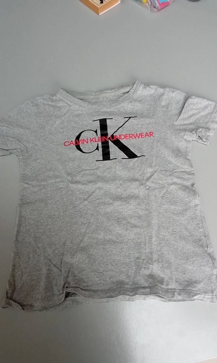 Tee-shirt manches courtes taille 8/10 ans marque Calvin Klein