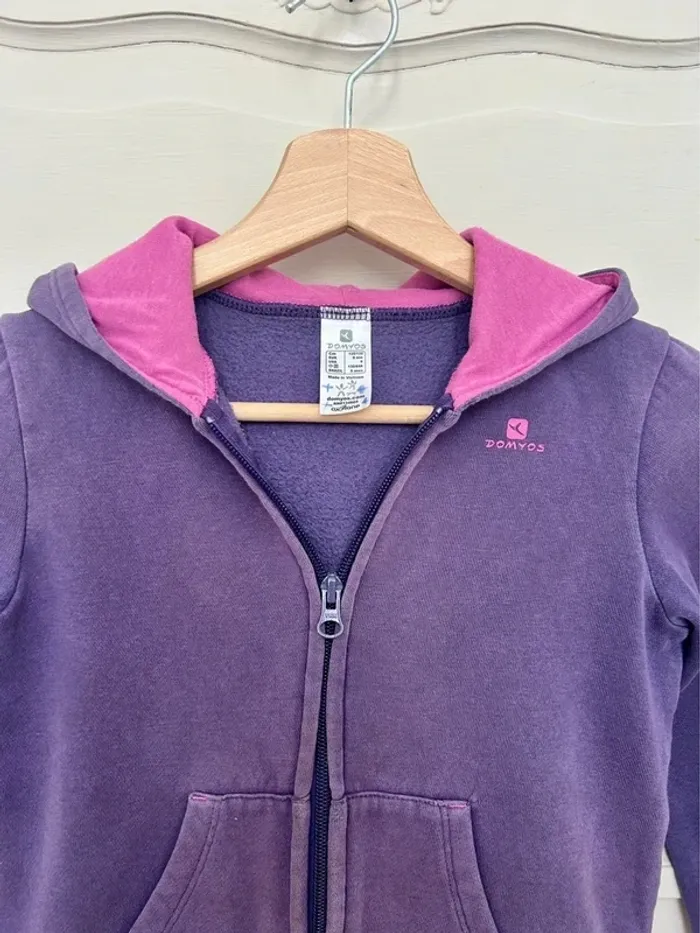 Très beau sweat à capuche violet et rose décathlon taille 8 ans - photo numéro 4