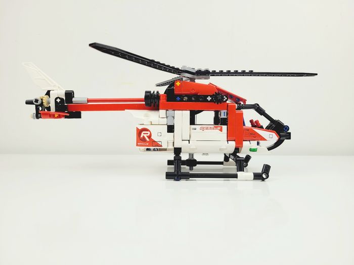 L'hélicoptère de secours Lego Technic - rèf. 42092 - photo numéro 3