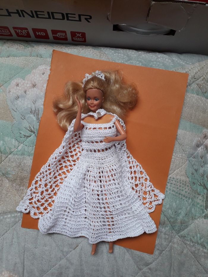 Poupée Barbie habillée de neuf