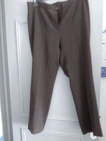 Pantalon marron  fermeture et boutons  sur le devant