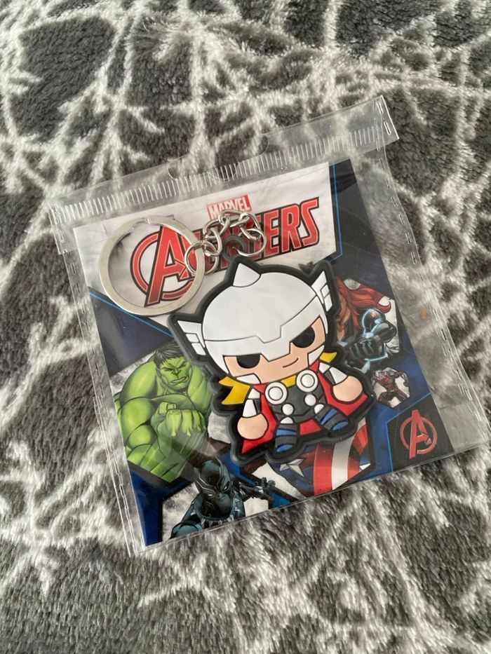 Porte clés Avengers blanc