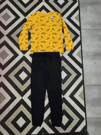 Ensemble de jogging et t shirt 7 ans neuf