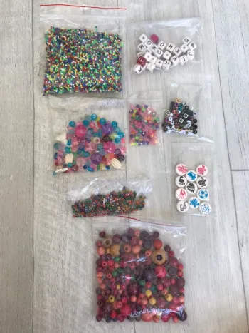 Lot de perles bois lettres etc