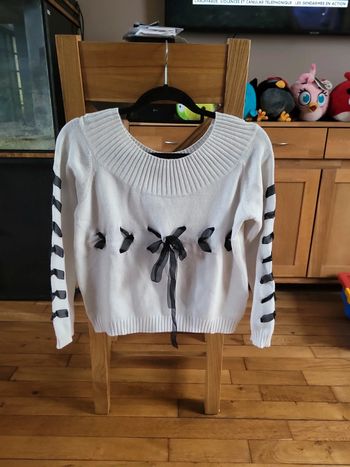 Pull blanc avec nœuds