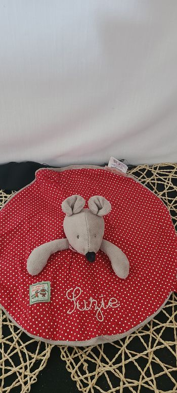 Doudou plat rond souris grise robe rouge pois la grande famille MOULIN ROTY prenom suzie