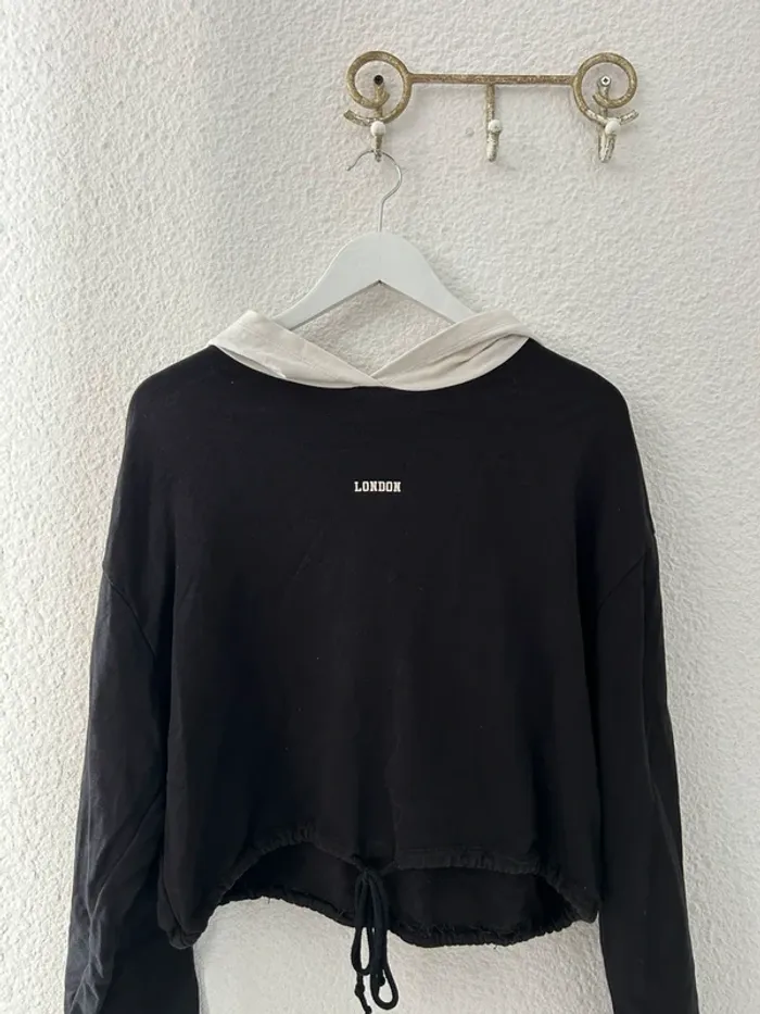 Pull à capuche noir à inscription