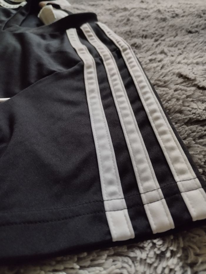 T-shirt Adidas taille 6ans - photo numéro 2