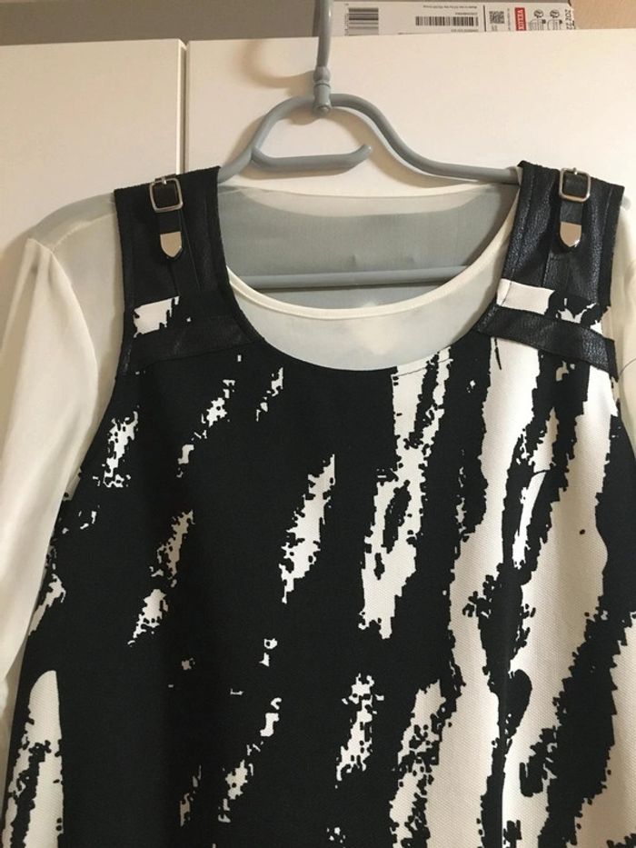 Robe noire et blanche avec chemise en voile blanche taille  40. marque ac Belle. - photo numéro 3