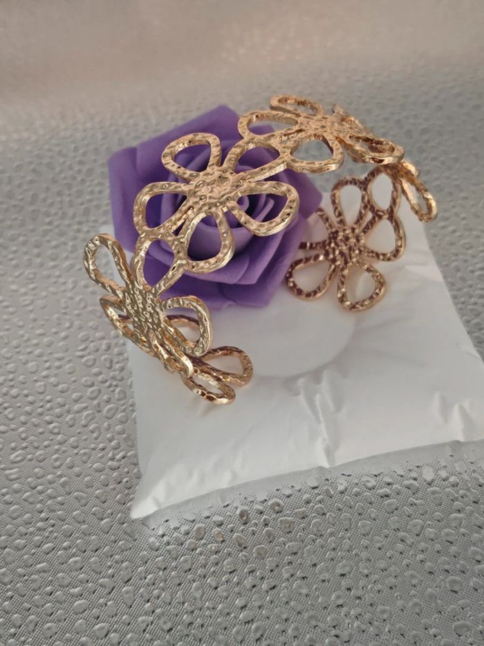 Bracelet manchette ajustable avec ses fleurs en acier inoxydable - photo numéro 2