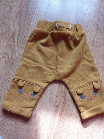 Pantalon moutarde kiabi taille 1 mois