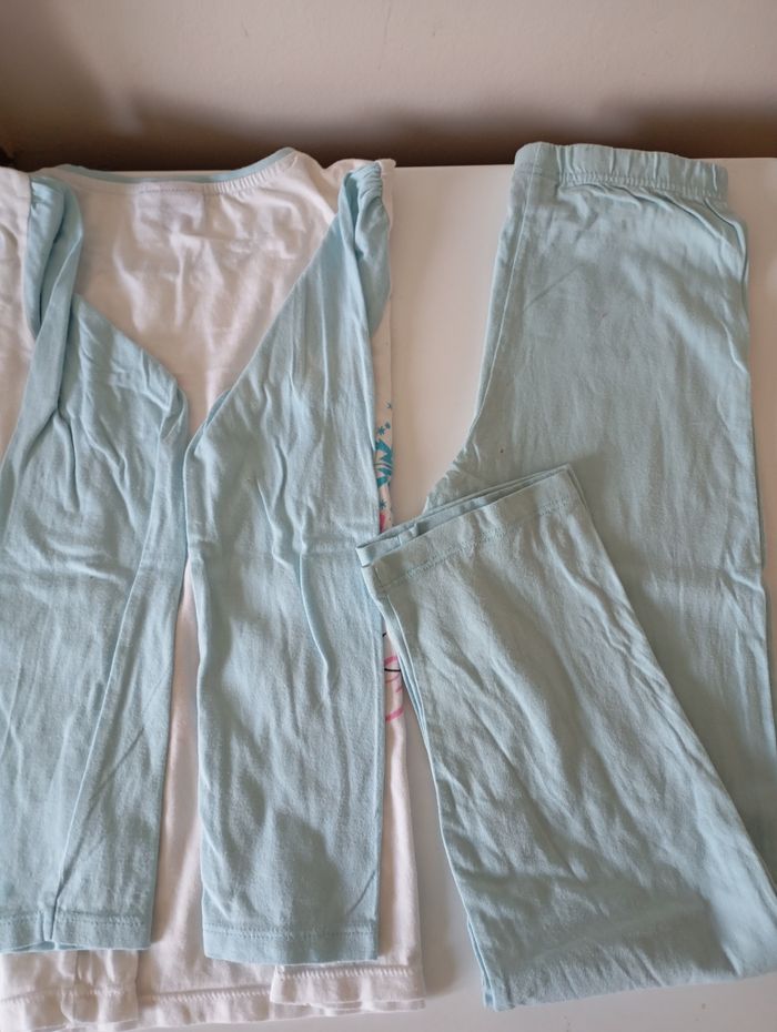 Pyjama 2 pièces. 8 ans . Coton blanc et bleu turquoise clair . Disney Reine des Neiges. Elsa et Anna. Très bon état. - photo numéro 5