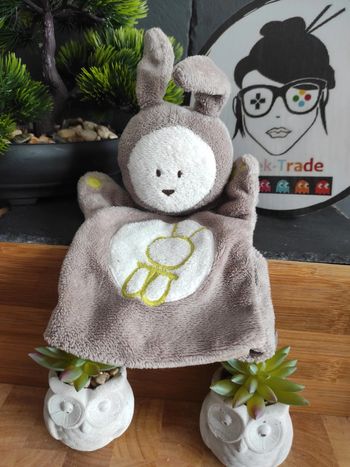 Doudou Marionnette Lapin Obaibi Marron Taupe Vert mouchoir Plat #geektradedoudou