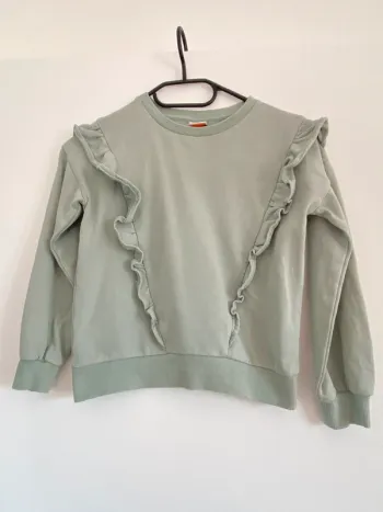 Pull fille tape à l’œil.