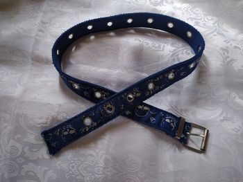 Ceinture style rock bleu motifs crânes blancs.