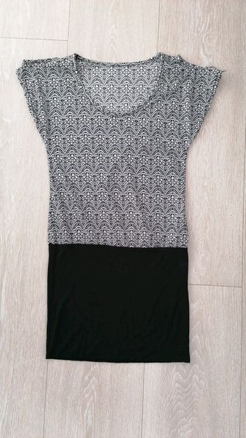 Robe noire et blanche