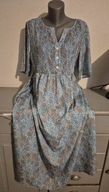 Robe longue à manches courtes bleu à motifs en excellent état.t.XL