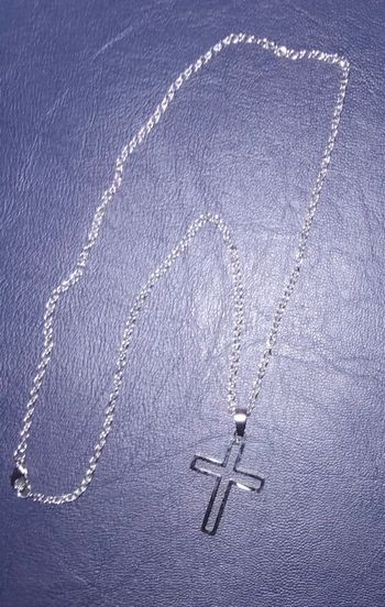 Collier chaîne avec croix argentée